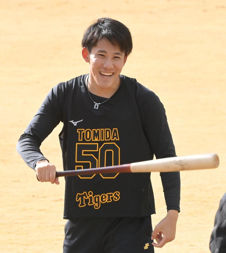 バットを手に笑顔を見せる阪神・富田蓮＝鳴尾浜（撮影・高部洋祐）