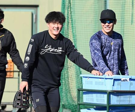 　ノックの準備をする前川