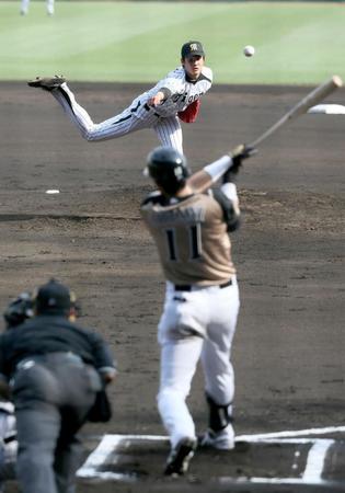 　交流戦で対戦した藤浪と大谷＝２０１３年５月２６日、甲子園