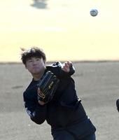 　ノックを捕球し送球する前川（撮影・山口登）