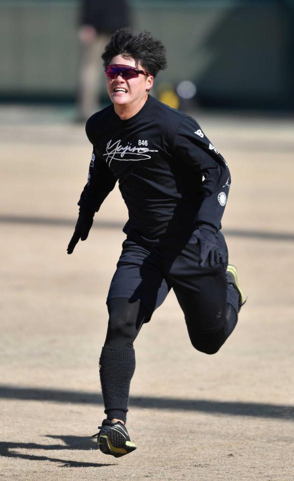 　ダッシュをする前川（撮影・中田匡峻）