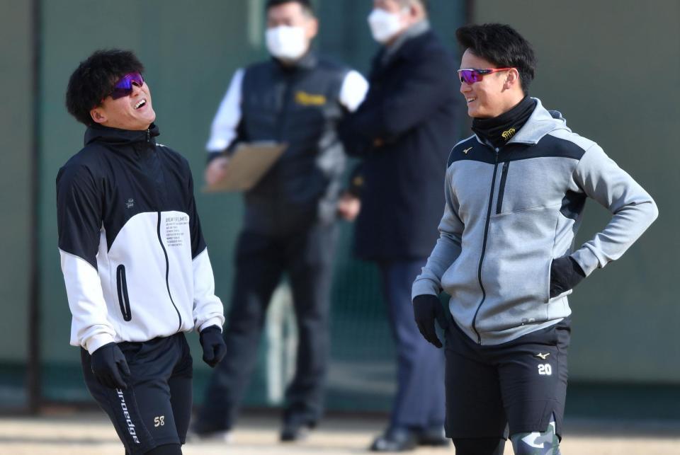 　森木（右）と談笑する前川（撮影・中田匡峻）