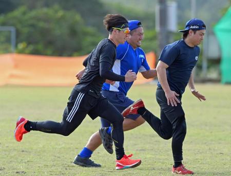 　ダッシュを繰り返して汗を流す近本（左）＝撮影・立川洋一郎