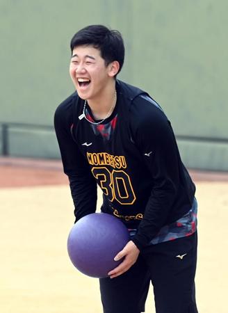 新人合同自主トレに合流し笑顔を見せ門別（撮影・山口登）