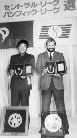 　ＮＰＢの表彰式でパ・リーグ三冠の落合（左）と並び撮影に応じるバース＝１９８５年１１月２０日