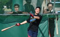 　（左奥から）近藤と西川が見る中、打撃練習をする木浪（撮影・田中太一）