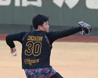 　キャッチボールする門別（撮影・山口登）