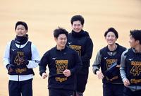 　新人合同自主トレに合流し笑顔を見せる門別（中央）＝撮影・山口登