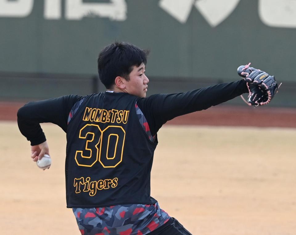 　キャッチボールする門別（撮影・山口登）