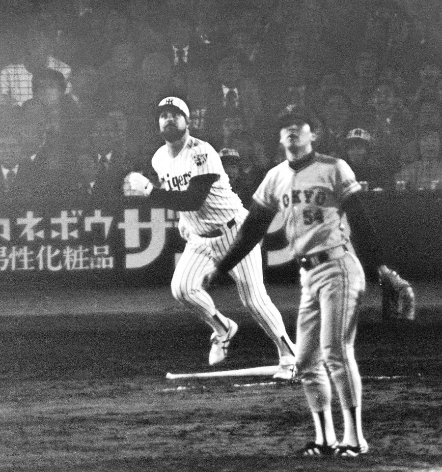 　伝説の８５年のバックスクリーン３連発　槇原（右）から本塁打を放つバース