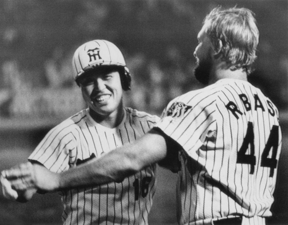 　本塁打を放った岡田（左）を迎えるバース＝１９８５年８月２７日