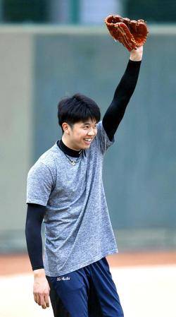 　練習中に笑顔を見せる才木（撮影・中田匡峻）