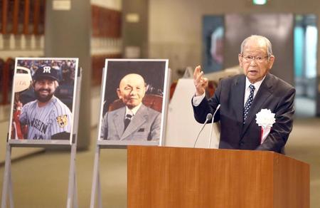 　バース氏への祝辞を述べる吉田義男氏（代表撮影）