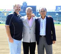 　甲子園に集結した（左から）バース、掛布、岡田の３氏＝２０１３年９月２０日