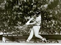 　江川から後楽園場外に７試合連続本塁打を放つバース＝１９８６年６月２６日