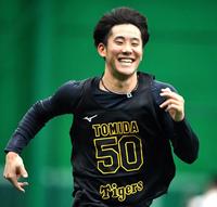 　笑顔でダッシュをする富田（撮影・中田匡峻）