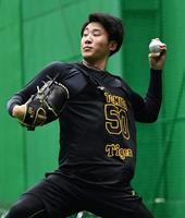 　キャッチボールをする富田（撮影・中田匡峻）