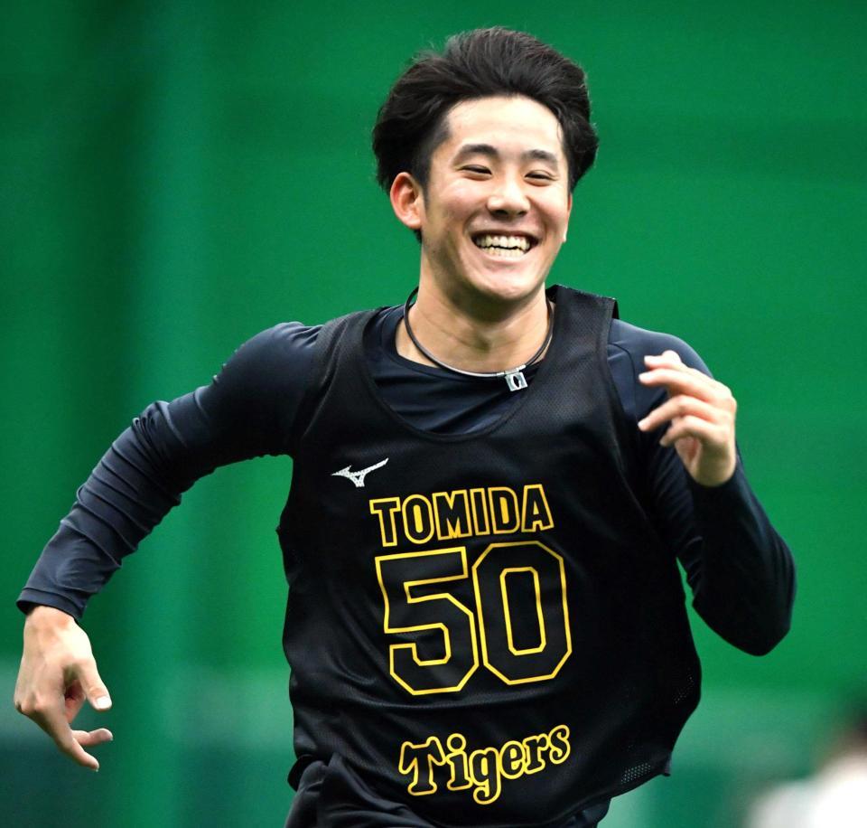 　笑顔でダッシュをする富田（撮影・中田匡峻）