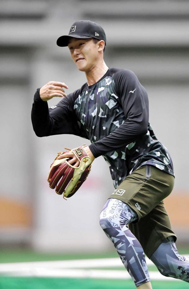 　ノックを受け返球する小幡