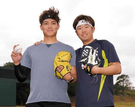 　トレーニングの合間に記念撮影に応じる西純（左）と西勇（撮影・高部洋祐）