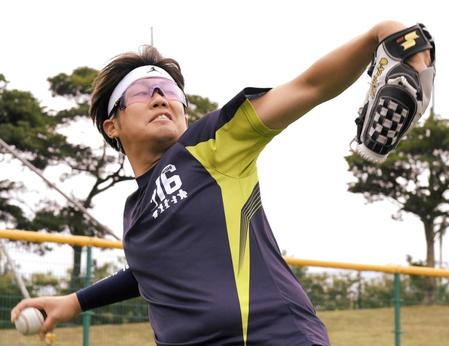 　遠投する西勇（撮影・高部洋祐）