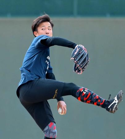 　遠投を繰り返して調整する島本（撮影・立川洋一郎）