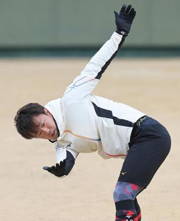 　ウオーミングアップをして体をほぐす島本（撮影・立川洋一郎）