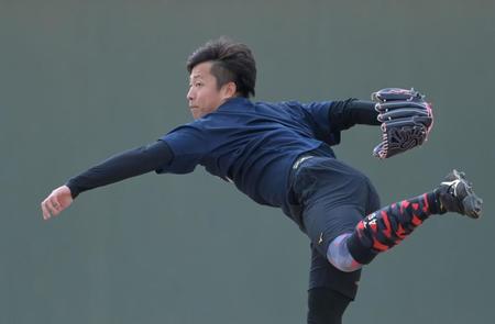 　遠投を繰り返して調整する島本（撮影・立川洋一郎）