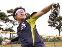 　遠投する西勇（撮影・高部洋祐）