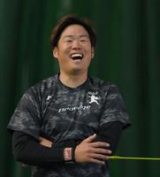 　トレーニングの合間に笑顔を見せる西勇（撮影・高部洋祐）