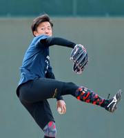 　遠投を繰り返して調整する島本（撮影・立川洋一郎）