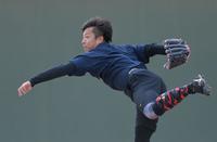 　遠投を繰り返して調整する島本（撮影・立川洋一郎）