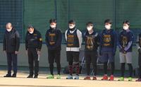 　阪神淡路大震災の日。練習前に黙とうを捧げる岡田監督（左端）と新入団選手たち（撮影・立川洋一郎）