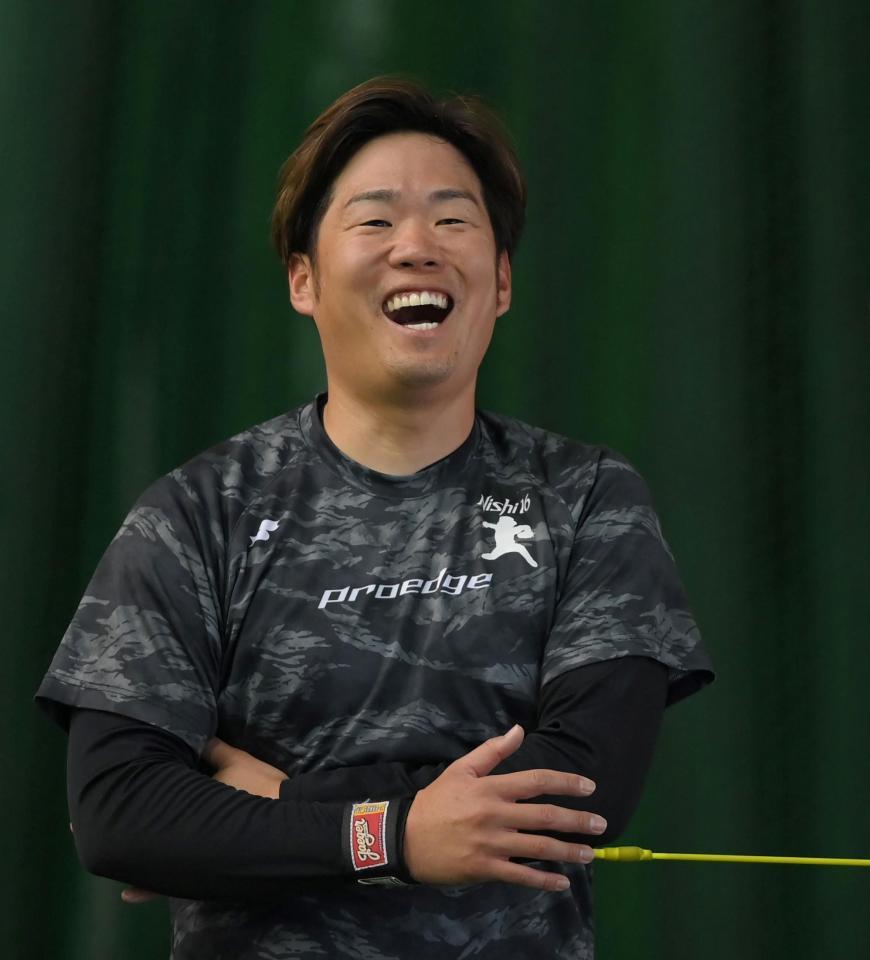 　トレーニングの合間に笑顔を見せる西勇（撮影・高部洋祐）