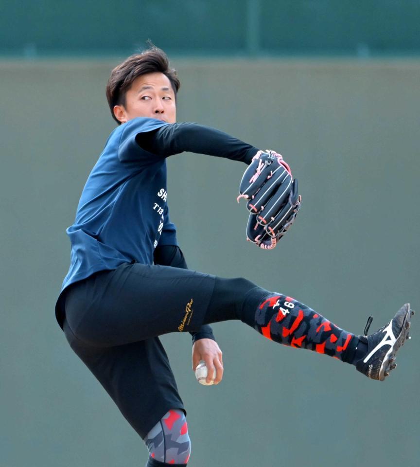 　遠投を繰り返して調整する島本（撮影・立川洋一郎）