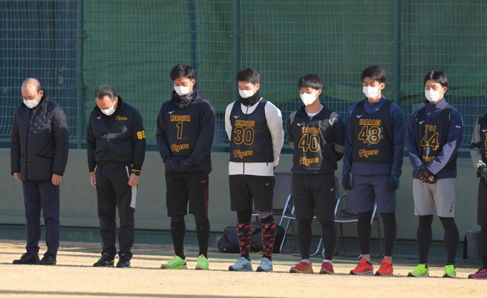 　阪神淡路大震災の日。練習前に黙とうを捧げる岡田監督（左端）と新入団選手たち（撮影・立川洋一郎）