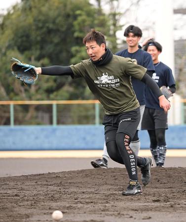 　三塁線への内野ノックに思わず「サード！」と指示する岩崎（撮影・伊藤笙子）