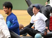 体幹トレーニング中、笑顔を見せる阪神・青柳晃洋＝静岡・愛鷹運動公園野球場（撮影・伊藤笙子）