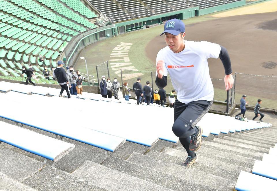 　「アレ」に向かって駆け上がれ！階段ダッシュを行う青柳（撮影・伊藤笙子）