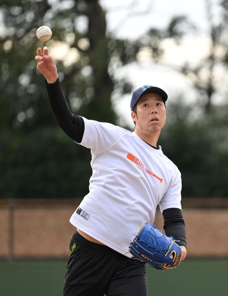 自主トレを公開した阪神・青柳晃洋＝静岡・愛鷹運動公園野球場（撮影・伊藤笙子）