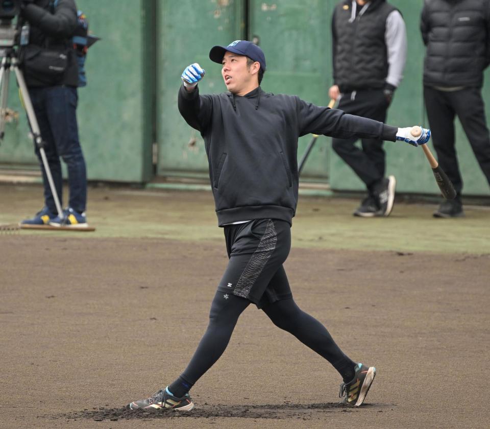ロングティーを行う阪神・青柳晃洋＝静岡・愛鷹運動公園野球場（撮影・伊藤笙子）