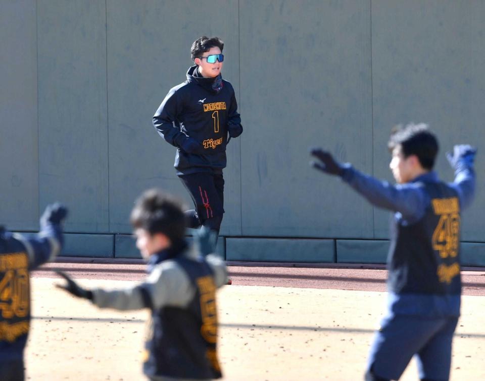 　他の新人選手（手前）らとは別メニューで調整する森下（撮影・中田匡峻）