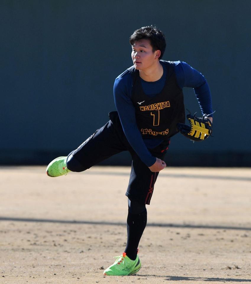 　キャッチボールをする森下（撮影・中田匡峻）