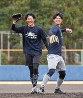 　おそろいのヘアバンドとＴシャツで練習を行った及川（左）と川原