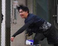　ブルペンで投げ込む及川（撮影・伊藤笙子）