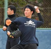 　岩崎とともに自主トレを行う及川（撮影・伊藤笙子）