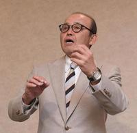 　合同スタッフ会議終了後、テレビのインタビューに応じる阪神・岡田監督（撮影・高部洋祐）