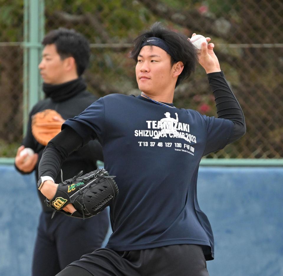 　岩崎とともに自主トレを行う及川（撮影・伊藤笙子）