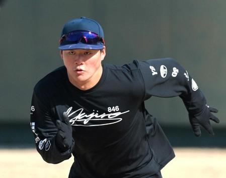 　ダッシュを繰り返す前川（撮影・立川洋一郎）