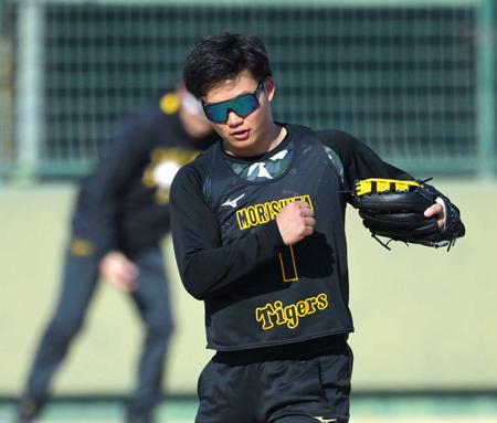 　遠投の送球で良い感覚のボールを投げ、ガッツポーズする森下（撮影・立川洋一郎）